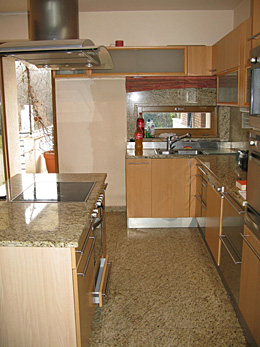 XVI. ker�let, budapesti �t 14., Telekter�let: 1203 m2, Alapter�let: 570 m2, Szob�k sz�ma: 5+1 (2 nappali)